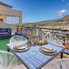 Two-Floor Penthouse w/ Spa Tub & Outdoor Terrace، فندق في أرونا