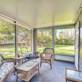 Spring Hill Home - 3 Mi to Weeki Wachee Springs!