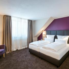 die Post Hotel mit Self Check-In، فندق في باد غرونينباخ