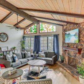 Crestline Home w/ Private Hot Tub: Steps to Lake!, hotell i Crestline