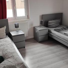 10 Personen Monteurwohnung bei Würzburg fünf Schlafzimmer incl eigener Parkplatz - nur Einzelbetten