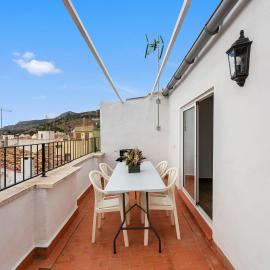 Sunny house in Onil with terrace and bbq, hotelli kohteessa Onil