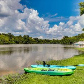 Bells Marina & Fishing Resort - Santee Lake Marion by I95 - Family Adventure, Pets on Request! – hotel w mieście Eutawville