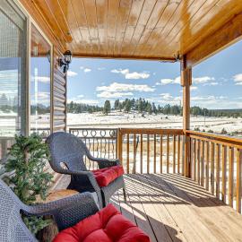 Cozy Duck Creek Village Cabin w/ Hot Tub & Views!, hotel in Duck Creek Village