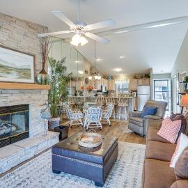 Lakefront Osage Beach Abode w/ Grill & Pool Access, hotel a Osage Beach