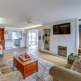 Quiet Manistee Home w/ Patio < 1 Mi to Beaches!, hotell i Manistee