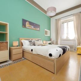 CASA GIULIANA -2 baths, 3 big bedrooms with 9 sleeps, bed-free living room with 2 sofas, efficient kitchen -Family friendly -2nd floor elevator mansion in Umbertino style -600 meters from Vatican & Ottaviano metro -Secure, quiet, wealthy, accessible area, хотел в Рим