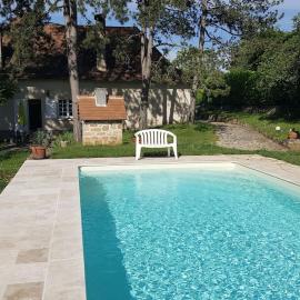 Grande maison quercynoise avec piscine, hotel v destinácii Figeac