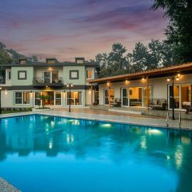 ELIVAAS 6 BHK Farmstay with Pvt Pool & Garden - Esh, hotel in Gurgaon