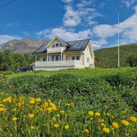 Blabergan Lodge in the Lyngen Alps, hotel Nord-Lenangenben