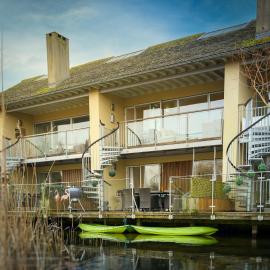 Eider Cottage Lower Mill Estate Lakeside Escape with Spa Access, hotel a Cirencester