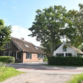 Farmhouse, Jacuzzi, Sauna, BBQ grill & Garden, Sleeps 24، فندق في Kockengen