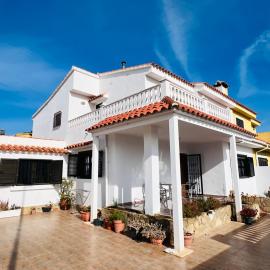La Villa, отель в Беникасиме
