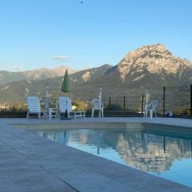 Entre Lac et Montagne - Piscine & Tennis, hotel u gradu 'Prunières'