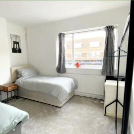 4 bedroom property close to the Harry Potter studio and Watford junction, hotel in Leavesden Green