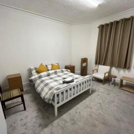 Luxury 1BR Flat Central Dumfries Self Check-in, Parking, Wi-Fi, hotel in Dumfries