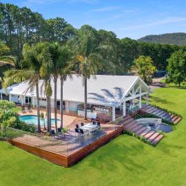 Whispering Pines House, Far Meadow, Berry