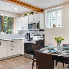 Adorable new studio with free parking and WiFi, hotel in Federal Way