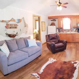 Lakeside Retreat - Romantic Cabin - Resort Pool, Dock, Fire Pit!, Hotel in Forsyth