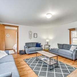 Cozy New York Farmhouse w/ Porch, Grill & Fire Pit, hotel v destinácii Yale