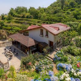 StayVista at Ethereal view of Himalayan Peak, hotel in Rāmgarh