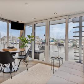 Luxurious waterloft near beach and centre by Weltevreden Experience, hotel em Zeewolde