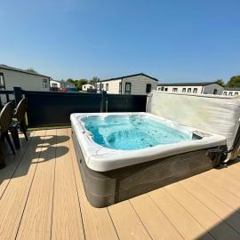 The Boat House, Hot Tub Lodge, hotel i South Cerney