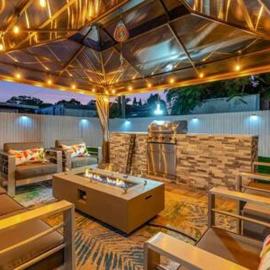 Family Fun & Backyard Oasis Hot Tub Games & BBQ, hotel in St. Petersburg