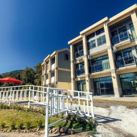 Peachland, hotel di Puli