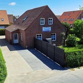 Haus hinterm Deich