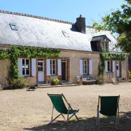 Charme du XVIIe avec grand terrain clos, dépendances restaurées, jardin, garage fermé et équipements divers - FR-1-410-157