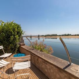 Maison Authentique sur 3 Niveaux avec Terrasse et Vue Loire - FR-1-622-38