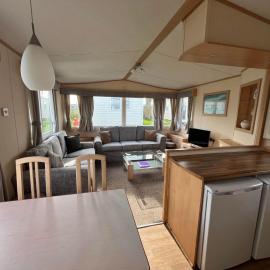 B8, Three bedroom caravan - California Cliffs, Parkdean Resort, Scratby - Sleeps 8, bed linen, towels plus Wi-Fi included - Pet Friendly - Onsite entertainment and close to the beach!, Hotel in Scratby