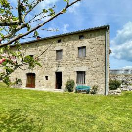Maison de charme en Margeride: terrasse, terrain clos, proche Saugues et chemin St-Jacques - FR-1-582-146, hotel v destinácii Saugues