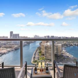 Upper studio Balcony Pool Gym - Near Beach، فندق في شاطئ هالانديل