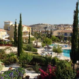 Regina Gardens - spacious, 3 bed, ground floor unit with large patio