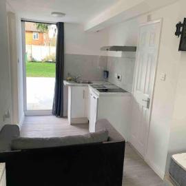 Viesnīca Cosy Studio Flat-Just Renovated-Free Street Parking & Independent Entrance pilsētā Hanworth