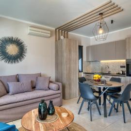 Deluxe Seaside Condo for 4, hotel en Kandia