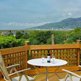 South View Cottage with Terrace and Coastal Views, Hotel in Fairbourne