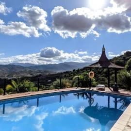 Rural cottage VINCENT van Gogh, with spectacular pool & OPTIONAL private 6 guests jacuzzi, hotel en Tolox