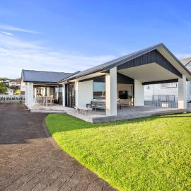 Waterfront Oasis - Omokoroa Holiday Home, Hotel in Omokoroa