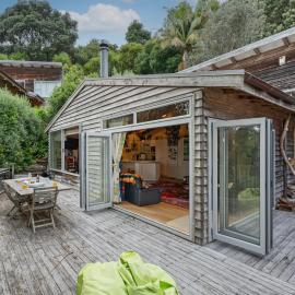 Kiwi Charmer - Onemana Holiday Home, hotel in Opoutere