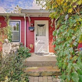 Boho Garden Bungalow Near IU, Downtown, EV Level 2 Station, hotel in Bloomington