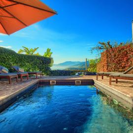 Casa con 2 camere da letto,piscina jacuzzi AC wifi e bici elettriche, hôtel à Bordighera