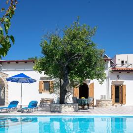Silver Gem Villa with private pool, hotel a Gerani