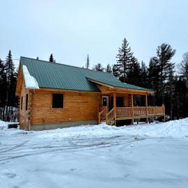 65PT New Log Cabin in Private Setting. Hot tub. Gym/Pool Access!, hotel din Twin Mountain