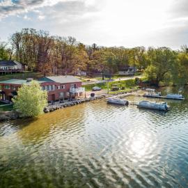 Fife Lake 2BR Getaway with Hot Tub, hotel a Fife Lake