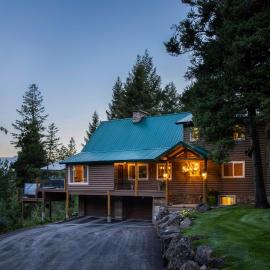 Wyoming Cabin w/ Hot Tub & Mountain-View Deck, hotell i Thayne