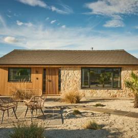 Cromer Luxury Palm Springs Bungalow with Pool Room, hotel in Overstrand