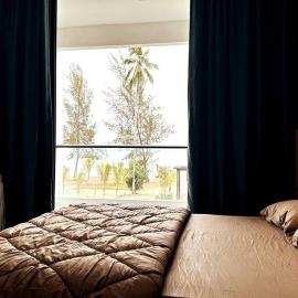 Beachfront Retreats @RoxyBeachSematanApt.: Sematan şehrinde bir otel